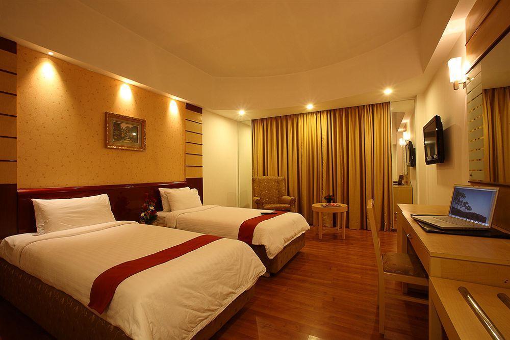 Katriya De Royal Hotel Hyderabad Exterior photo