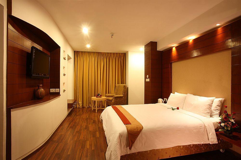 Katriya De Royal Hotel Hyderabad Exterior photo